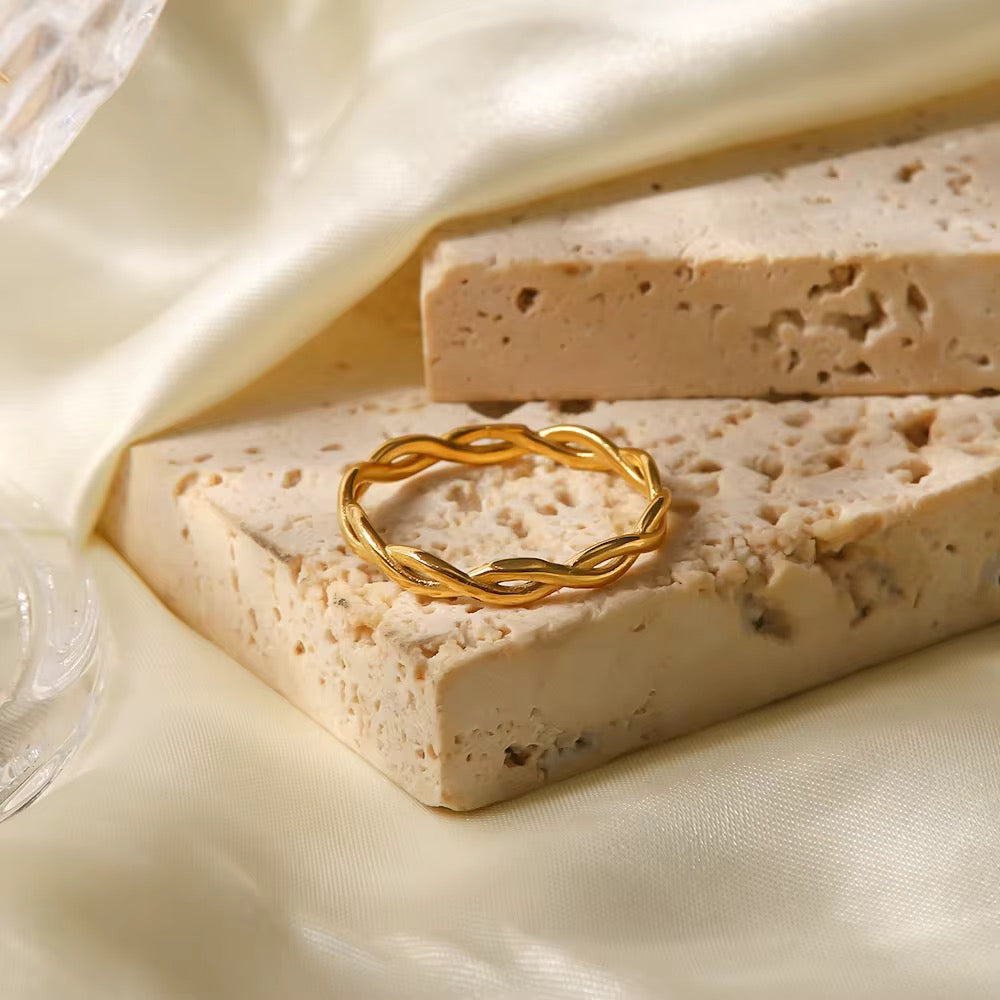 Stainless steel twister ring