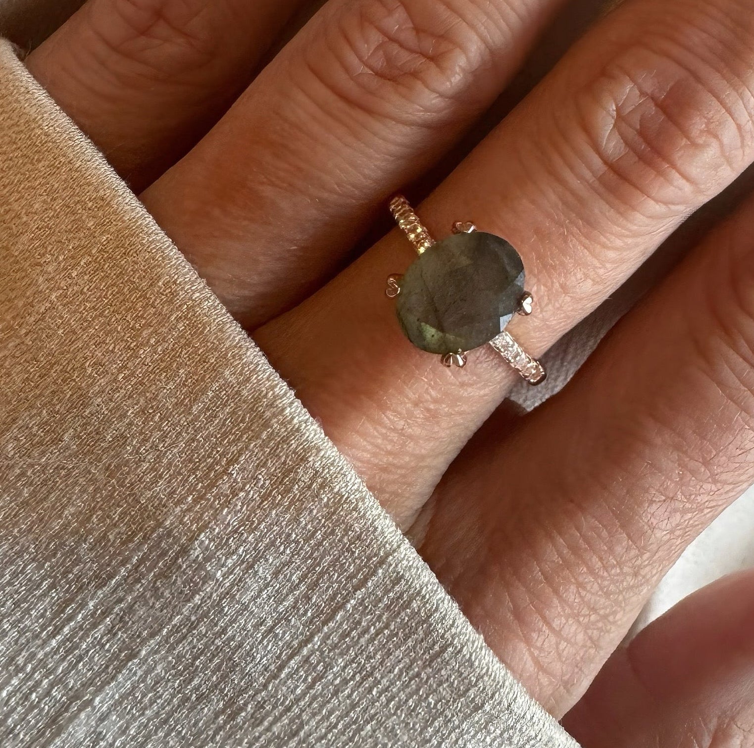 Labradoriet Rosé Gouden Ring – Beschermende edelsteen